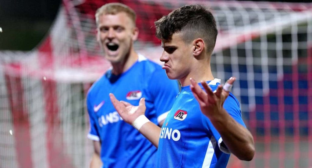 Milos Kerkez celebra un gol que marcó durante un partido de la Conference League esta temporada.
