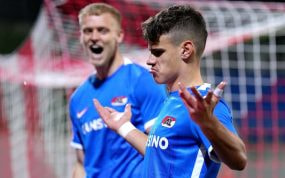 Milos Kerkez celebra un gol que marcó durante un partido de la Conference League esta temporada.