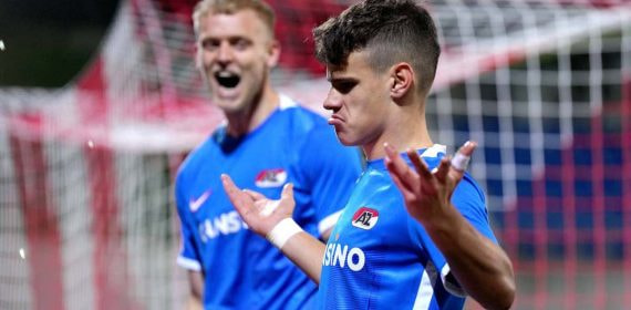 Milos Kerkez celebra un gol que marcó durante un partido de la Conference League esta temporada.