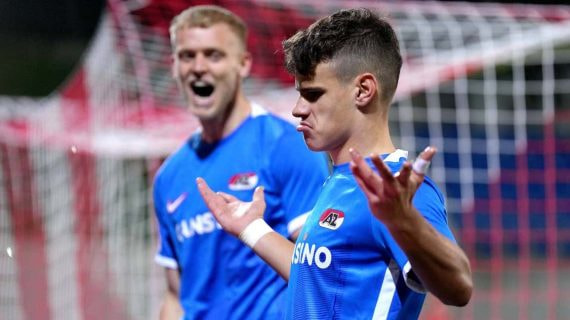 Milos Kerkez celebra un gol que marcó durante un partido de la Conference League esta temporada.