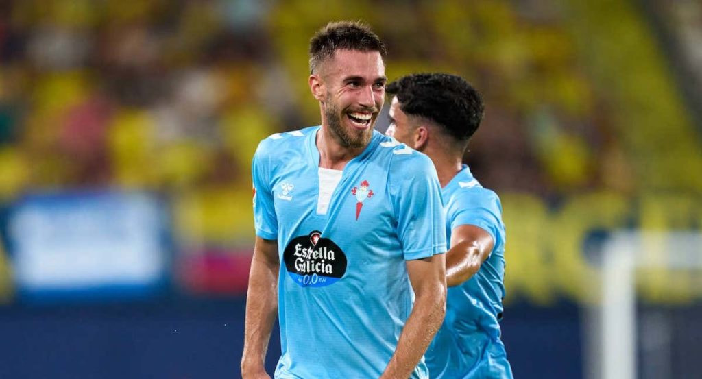 Óscar Mingueza celebra un gol esta temporada.