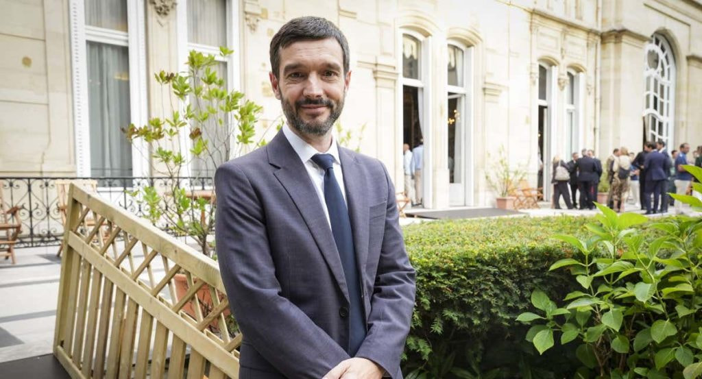 El ministro Pablo Bustinduy atiende a Relevo en la embajada española en París.