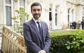 El ministro Pablo Bustinduy atiende a Relevo en la embajada española en París.