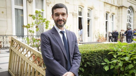 El ministro Pablo Bustinduy atiende a Relevo en la embajada española en París.