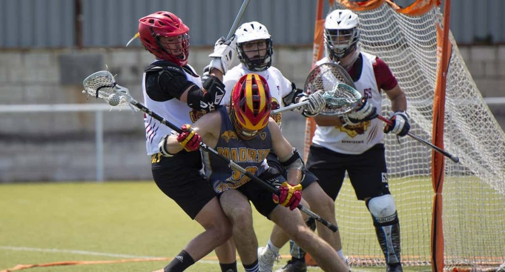 Disputa del balón durante un partido de la Liga Esapñola de Lacrosse.