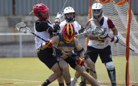 Disputa del balón durante un partido de la Liga Esapñola de Lacrosse.