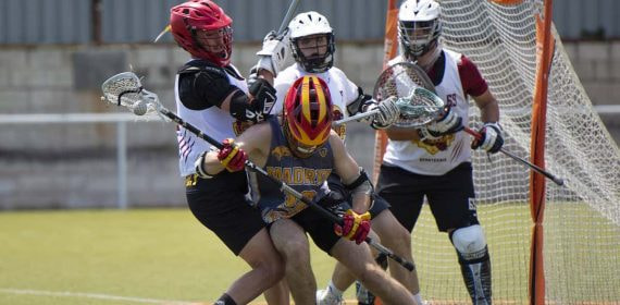 Disputa del balón durante un partido de la Liga Esapñola de Lacrosse.