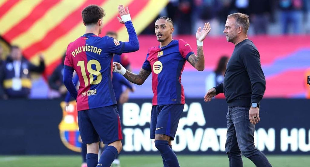 Pau Víctor junto a Raphinha celebrando el triunfo ante el Celta.
