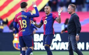 Pau Víctor junto a Raphinha celebrando el triunfo ante el Celta.