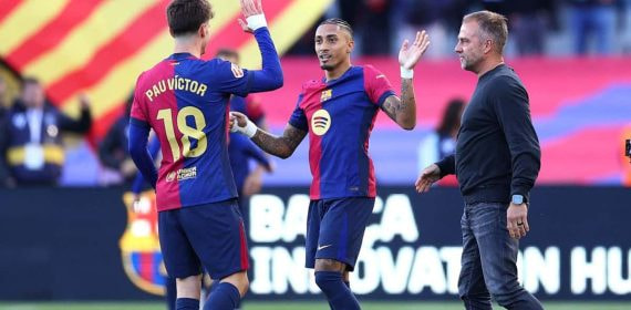 Pau Víctor junto a Raphinha celebrando el triunfo ante el Celta.