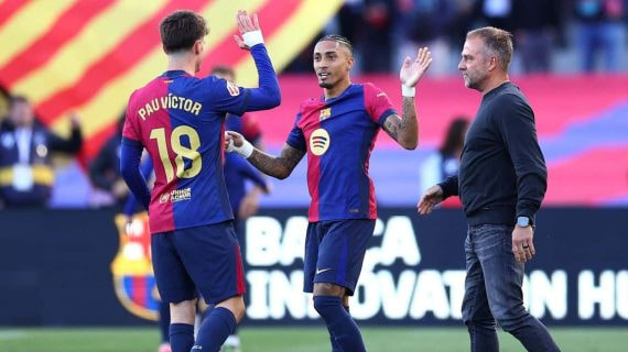Pau Víctor junto a Raphinha celebrando el triunfo ante el Celta.