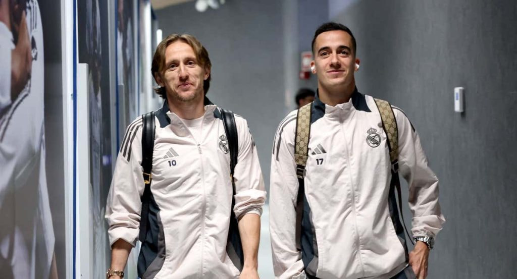 Luka Modric y Lucas Vázquez, en los pasillos del Bernabéu.