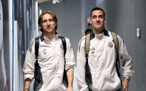 Luka Modric y Lucas Vázquez, en los pasillos del Bernabéu.
