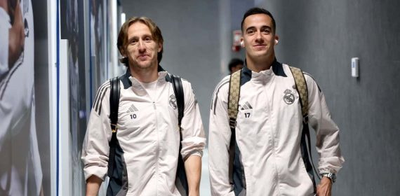 Luka Modric y Lucas Vázquez, en los pasillos del Bernabéu.