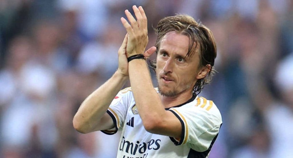 Luka Modric saluda al Santiago Bernabéu tras un partido del Real Madrid.