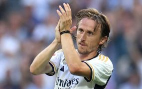 Luka Modric saluda al Santiago Bernabéu tras un partido del Real Madrid.