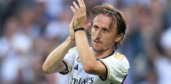 Luka Modric saluda al Santiago Bernabéu tras un partido del Real Madrid.