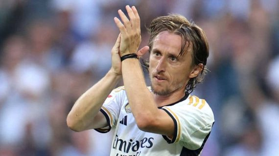 Luka Modric saluda al Santiago Bernabéu tras un partido del Real Madrid.
