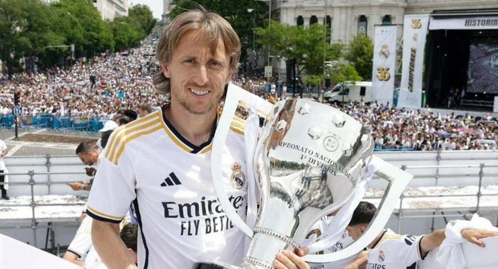 Modric posa con el título de Liga en Cibeles.