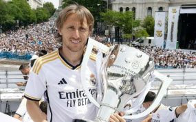 Modric posa con el título de Liga en Cibeles.