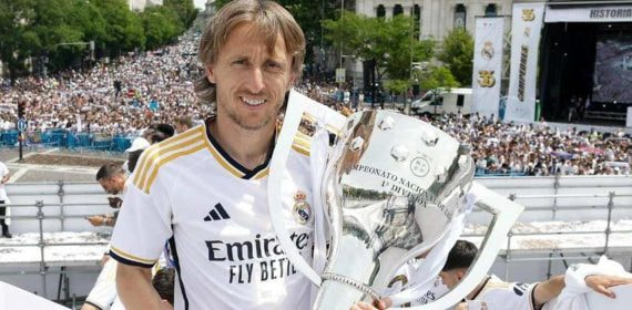 Modric posa con el título de Liga en Cibeles.