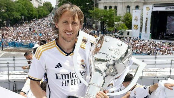Modric posa con el título de Liga en Cibeles.