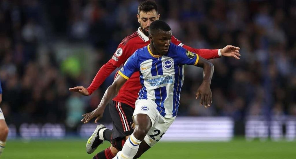 Moisés Caicedo durante un partido ante el Manchester United.