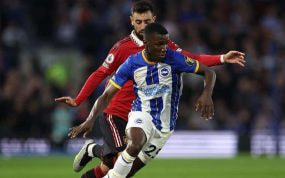 Moisés Caicedo durante un partido ante el Manchester United.