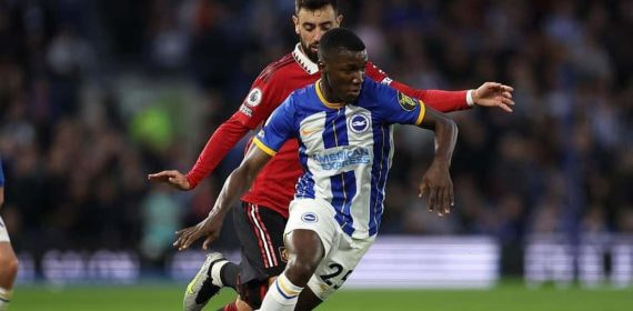 Moisés Caicedo durante un partido ante el Manchester United.
