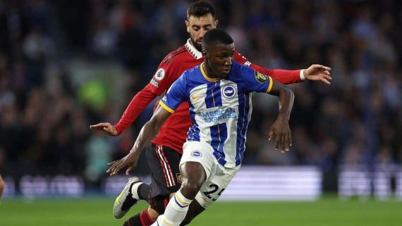 Moisés Caicedo durante un partido ante el Manchester United.