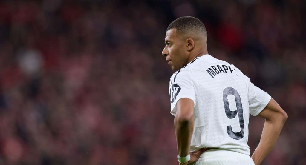 Kylian Mbappé, tocado tras fallar un penalti contra el Athletic.