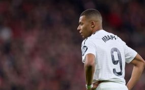 Kylian Mbappé, tocado tras fallar un penalti contra el Athletic.