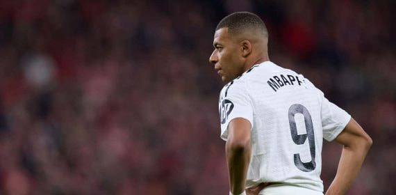 Kylian Mbappé, tocado tras fallar un penalti contra el Athletic.