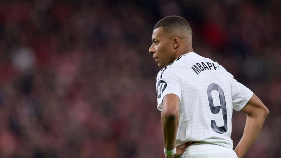 Kylian Mbappé, tocado tras fallar un penalti contra el Athletic.