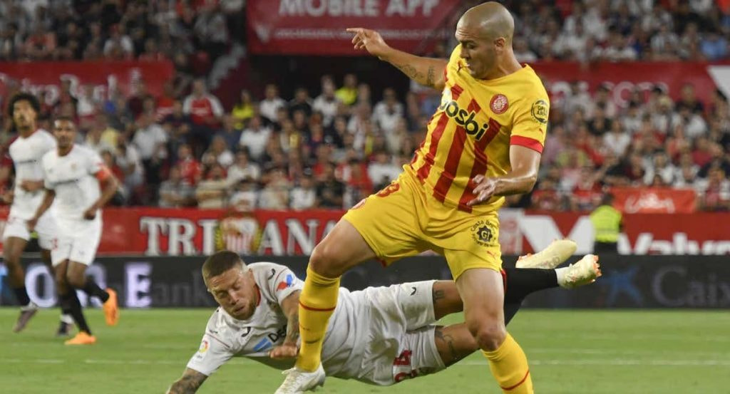 Papu Gómez en una acción ante el Girona.