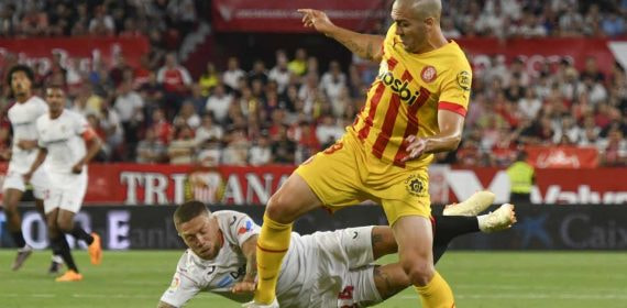 Papu Gómez en una acción ante el Girona.