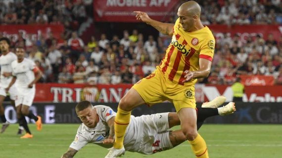 Papu Gómez en una acción ante el Girona.