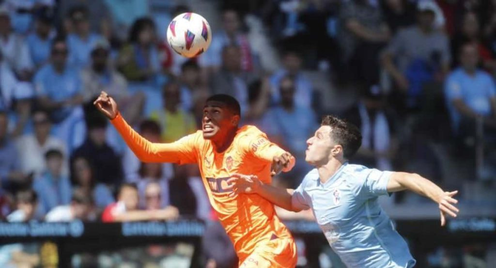 Mosquera defiende una pelota en un partido ante el Celta.