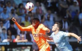 Mosquera defiende una pelota en un partido ante el Celta.