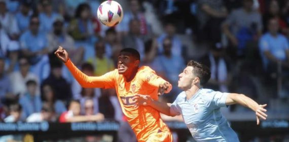 Mosquera defiende una pelota en un partido ante el Celta.