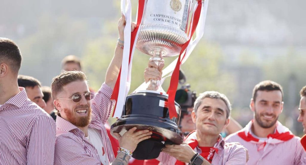Muniain muestra la Copa junto a Ernesto Valverde.