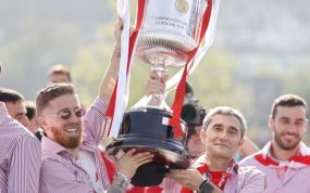 Muniain muestra la Copa junto a Ernesto Valverde.