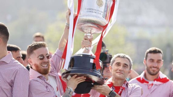 Muniain muestra la Copa junto a Ernesto Valverde.