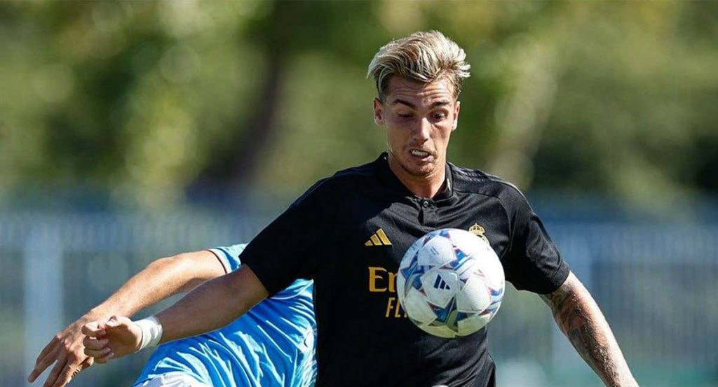 Iker Bravo disputa un balón en el Nápoles-Real Madrid de Youth League.