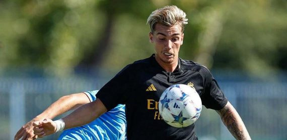 Iker Bravo disputa un balón en el Nápoles-Real Madrid de Youth League.