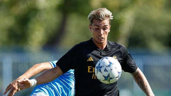 Iker Bravo disputa un balón en el Nápoles-Real Madrid de Youth League.