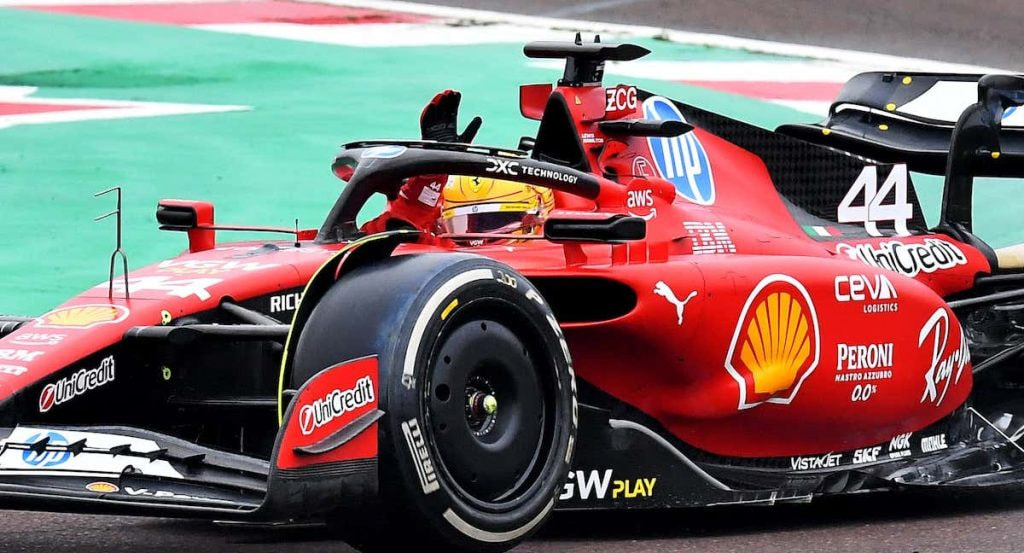 Lewis Hamilton al volante de un monoplaza Ferrari.