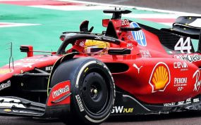 Lewis Hamilton al volante de un monoplaza Ferrari.