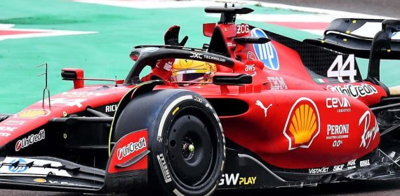 Lewis Hamilton al volante de un monoplaza Ferrari.