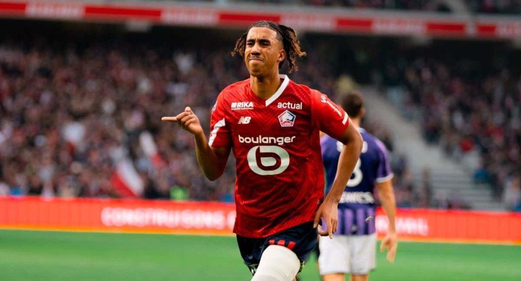 Yoro celebra un gol con el Lille.